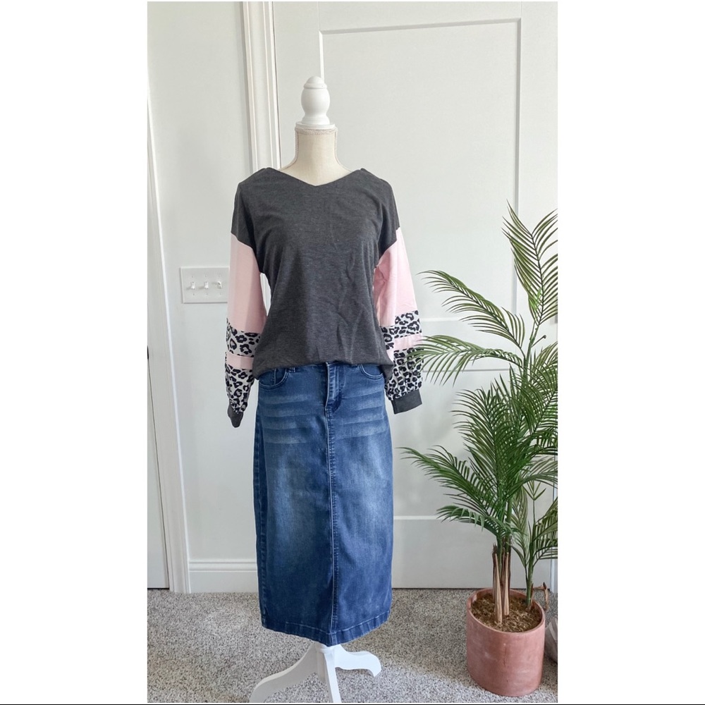 𝐒𝐭𝐫𝐢𝐩𝐞𝐝 𝐥𝐞𝐨𝐩𝐚𝐫𝐝𝐬 𝐭𝐨𝐩